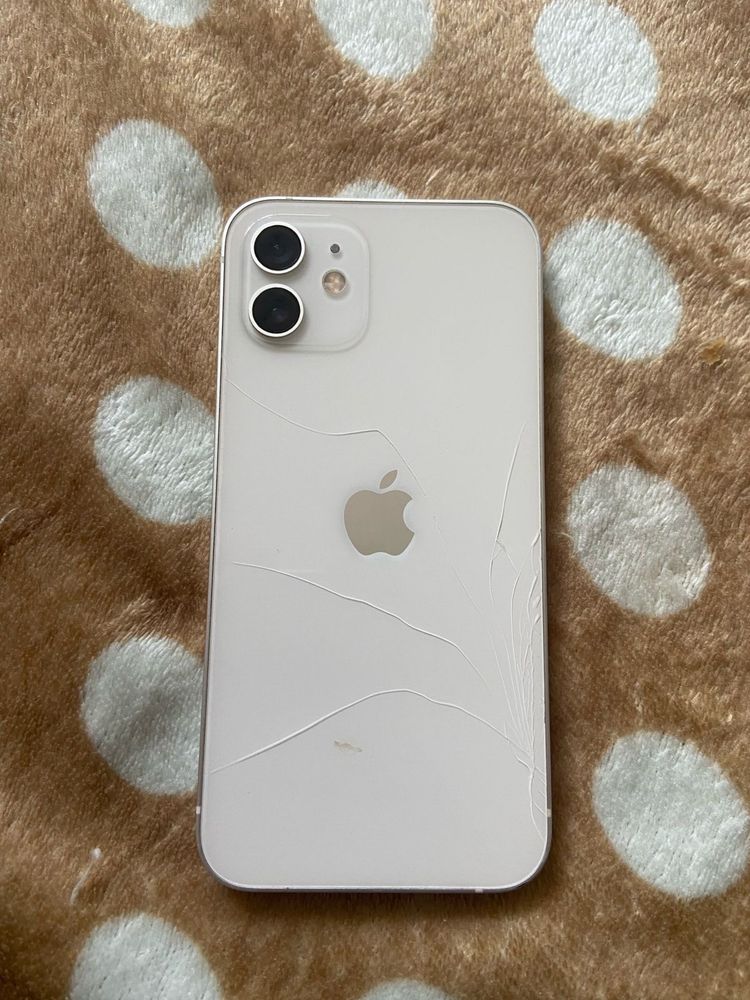 Продам IPhone 12 в хорошем  состояний кроме заднего стекла