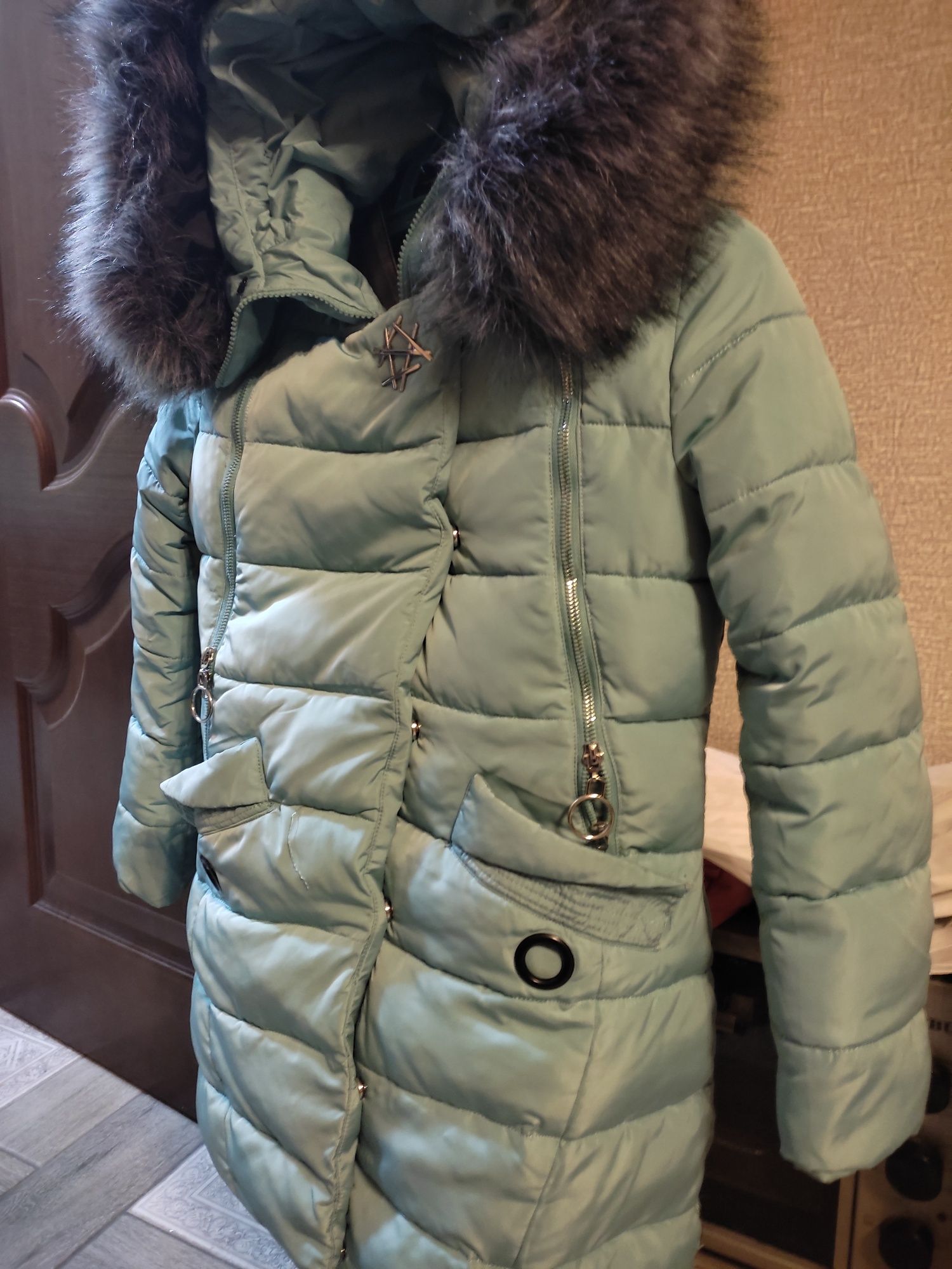 Продам пальто зимнее на девочку