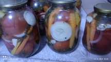 Помидоры  резаные  маринованные с маслом,луком и зеленью