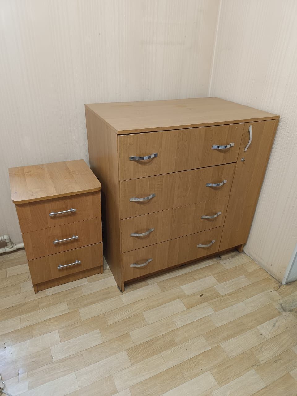 Продаются тумбочка и комод