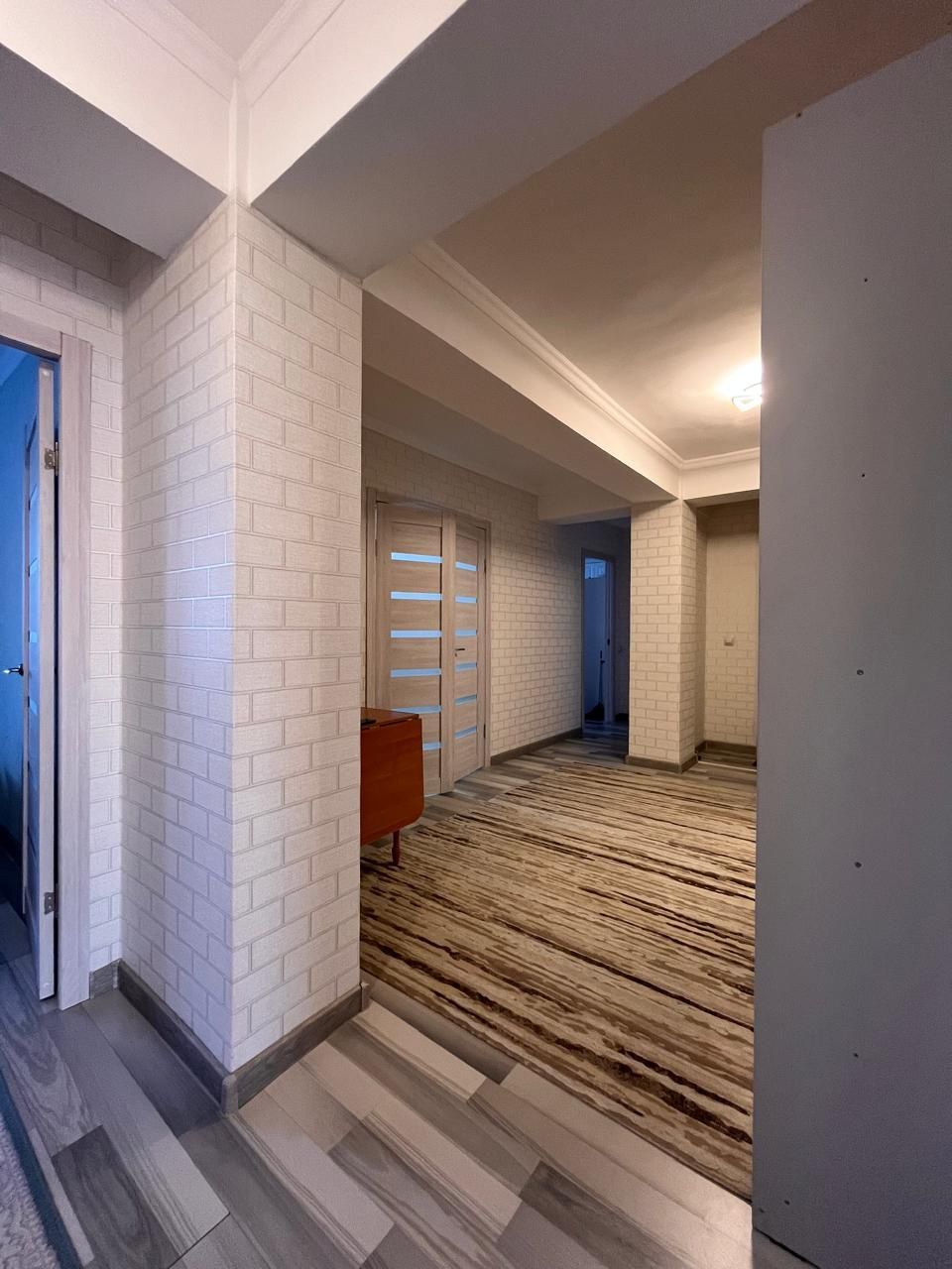 Продам 3-комнатную квартиру с ремонтом и мебелью. Аль-Фараби 40. КШТ.