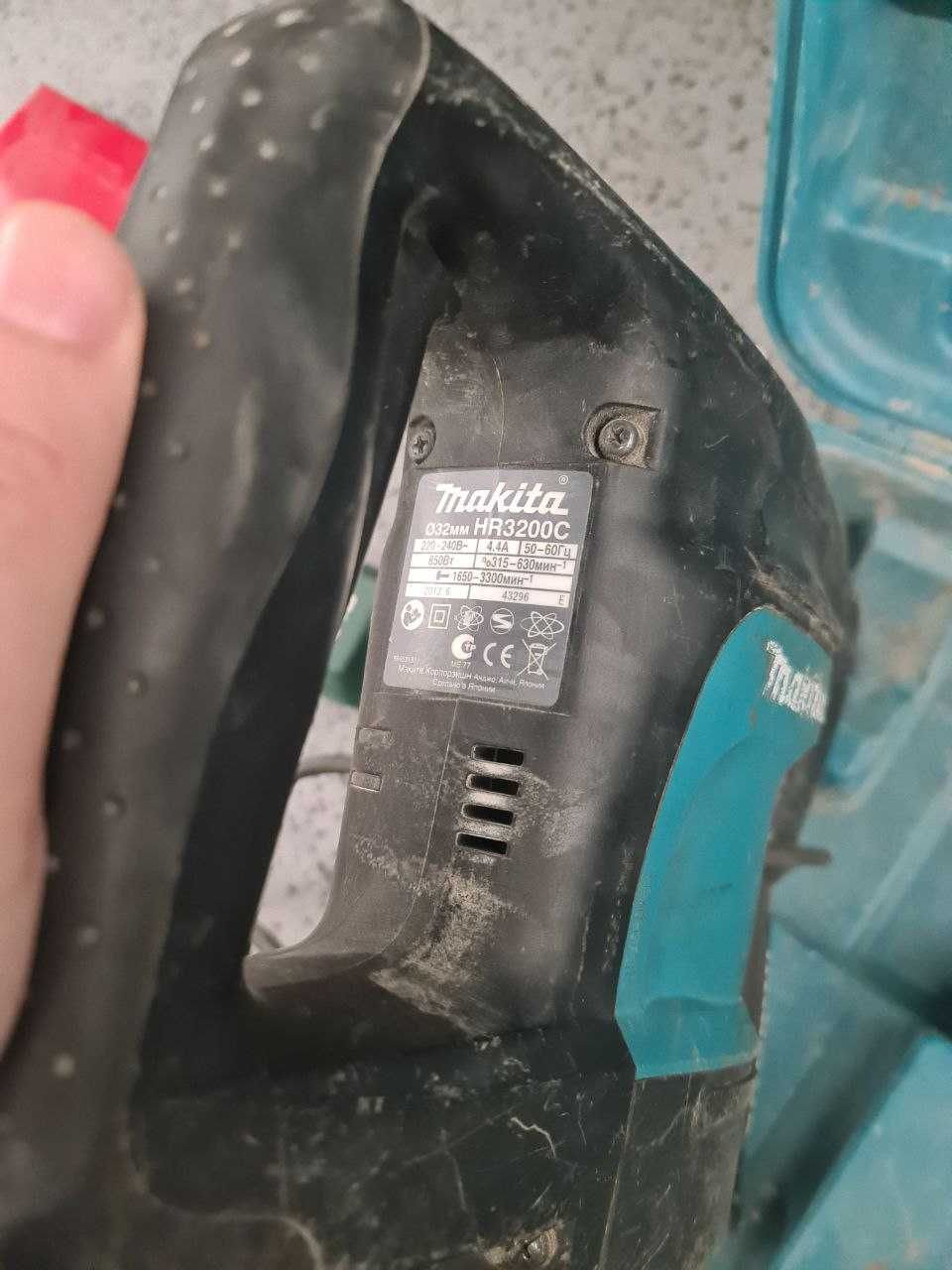 Перфоратор Makita HR3200C