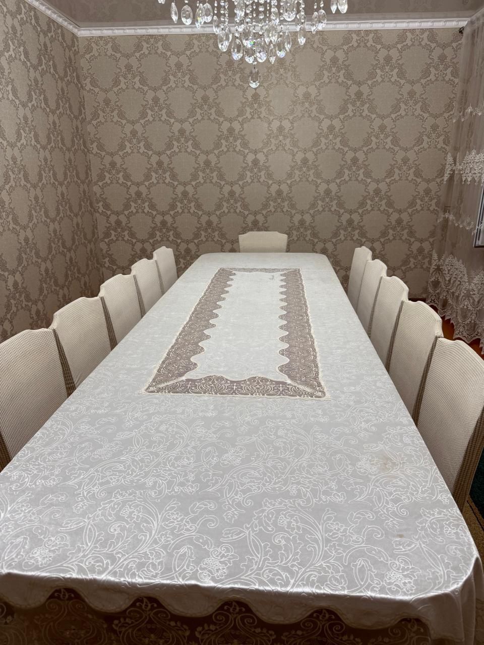 Стол и стулья в хорошем состояние