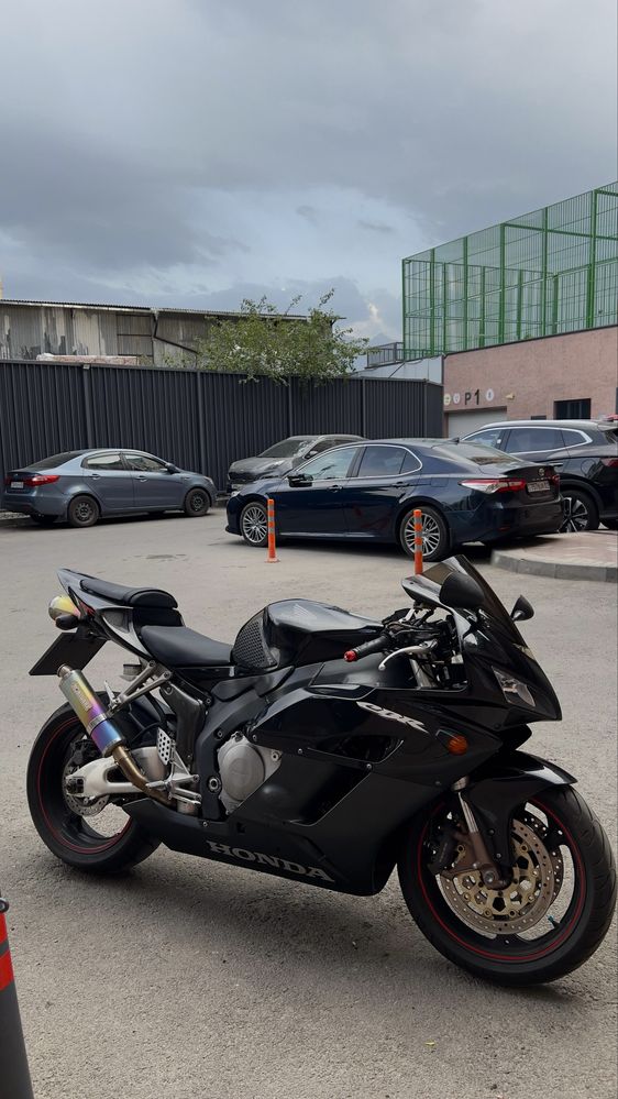Honda CBR1000RR/ черного цвета