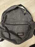 Рюкзак EASTPAK зелёного цвета