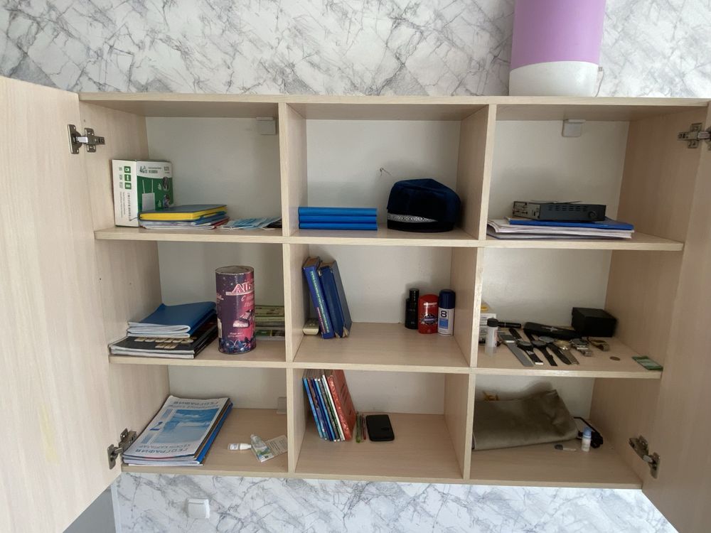 Настенная книжная полка со столом