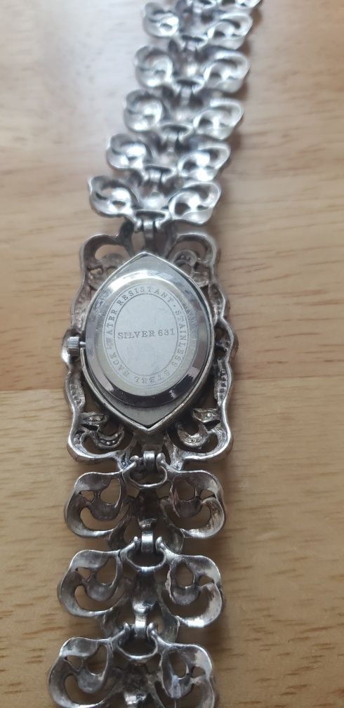 Продам часы серебрянные с фианитами