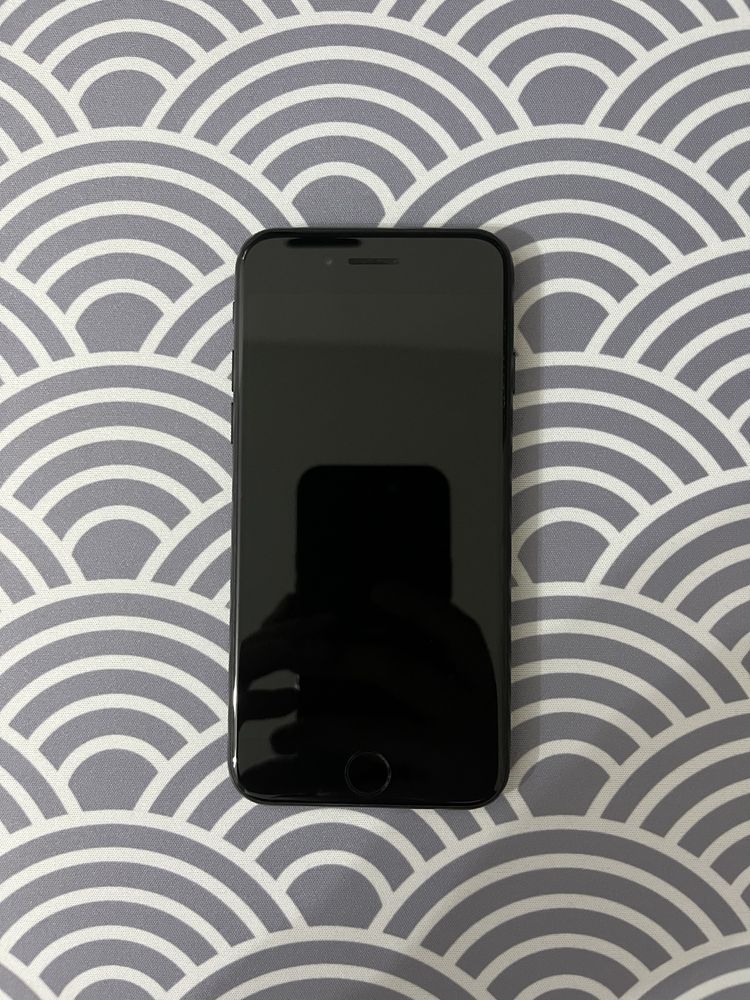 Продаю iPhone SE 2020 (2-го поколения)