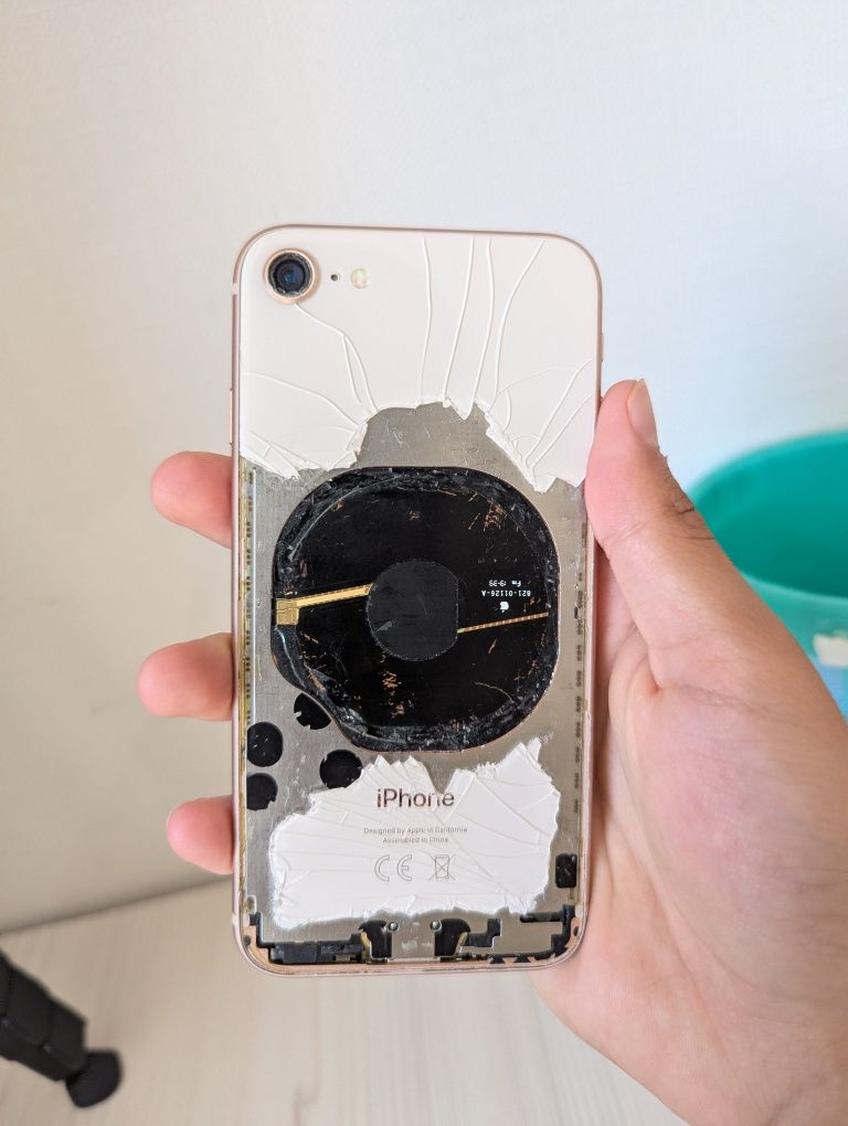 Продаю iPhone 8 - 64 ГБ