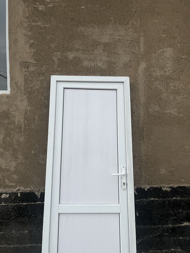 Продам пластиковый дверь
