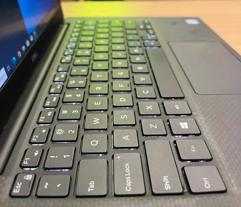 DELL XPS 13 9360. Core i7 7560U 2.4/3.8 GHz. 8/512 GB