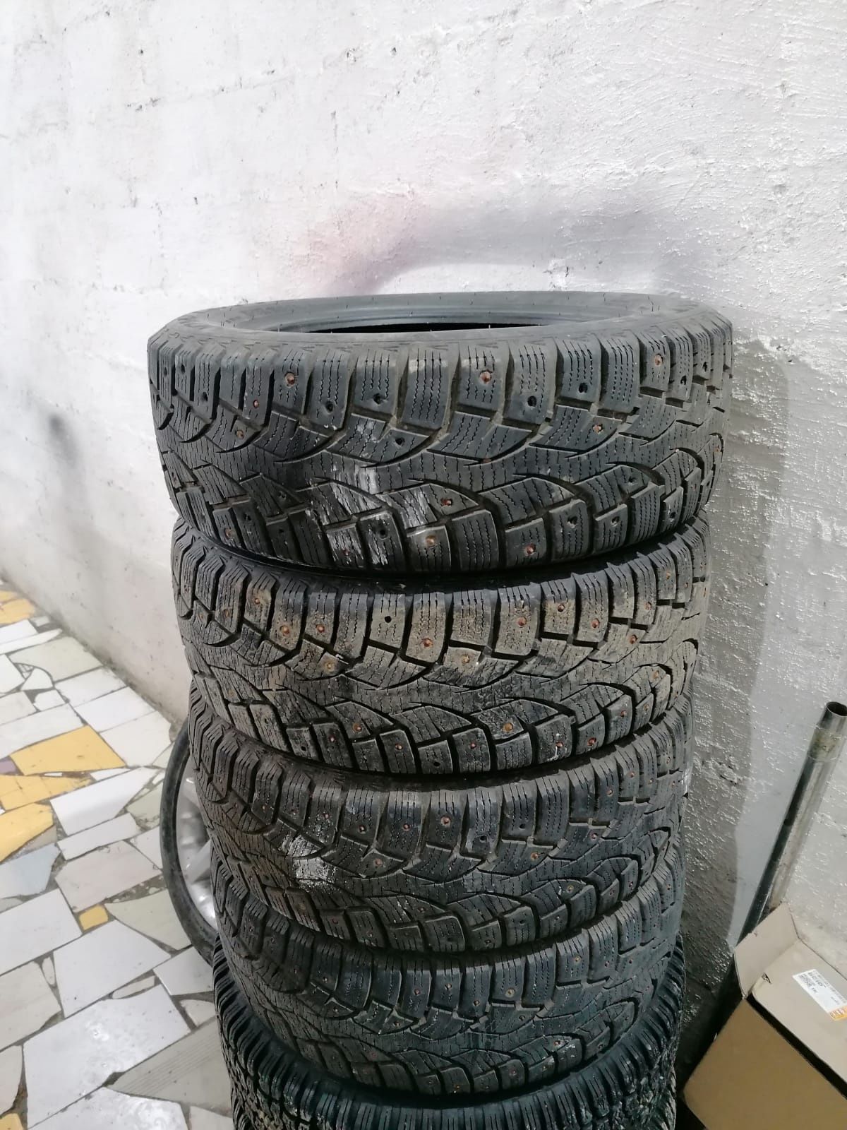 Продам комплект зимних шин 205/60/16.