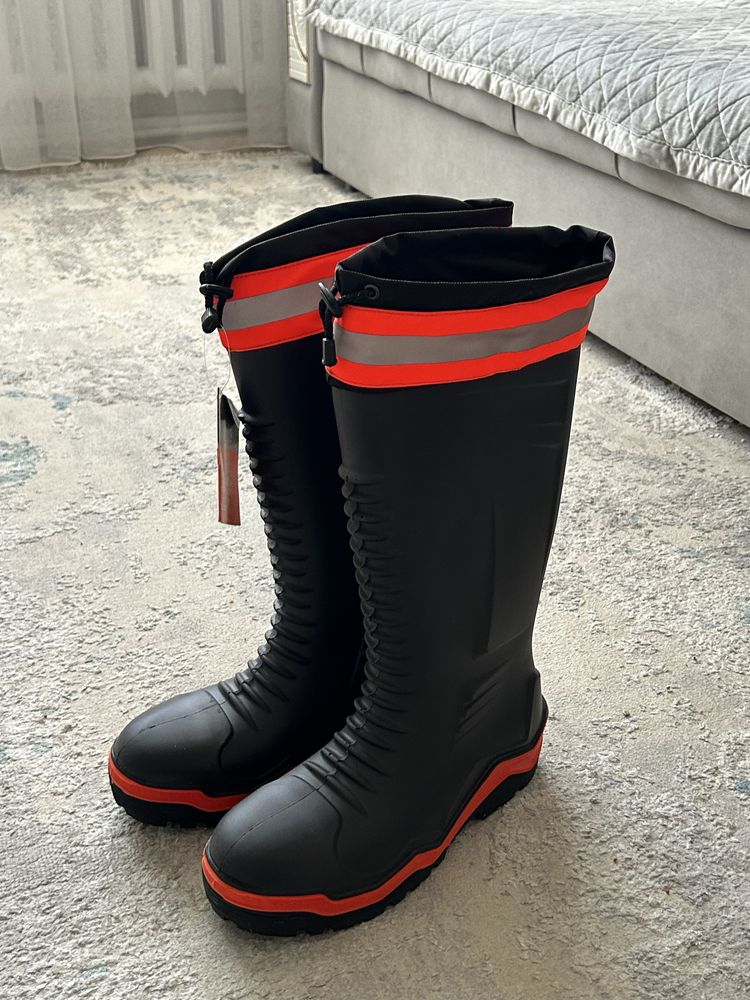 Продаеться сапоги