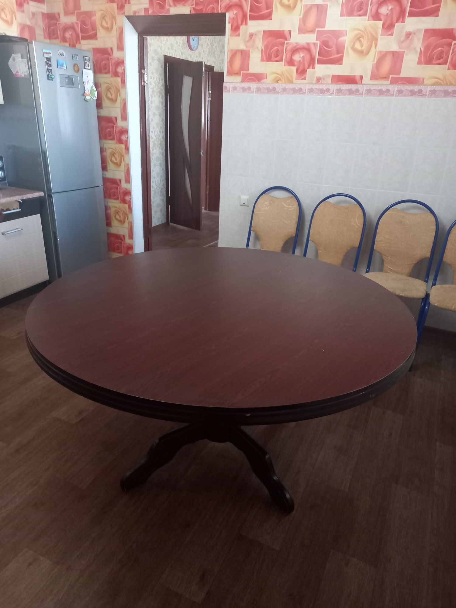 Продается круглый стол диаметр 150см