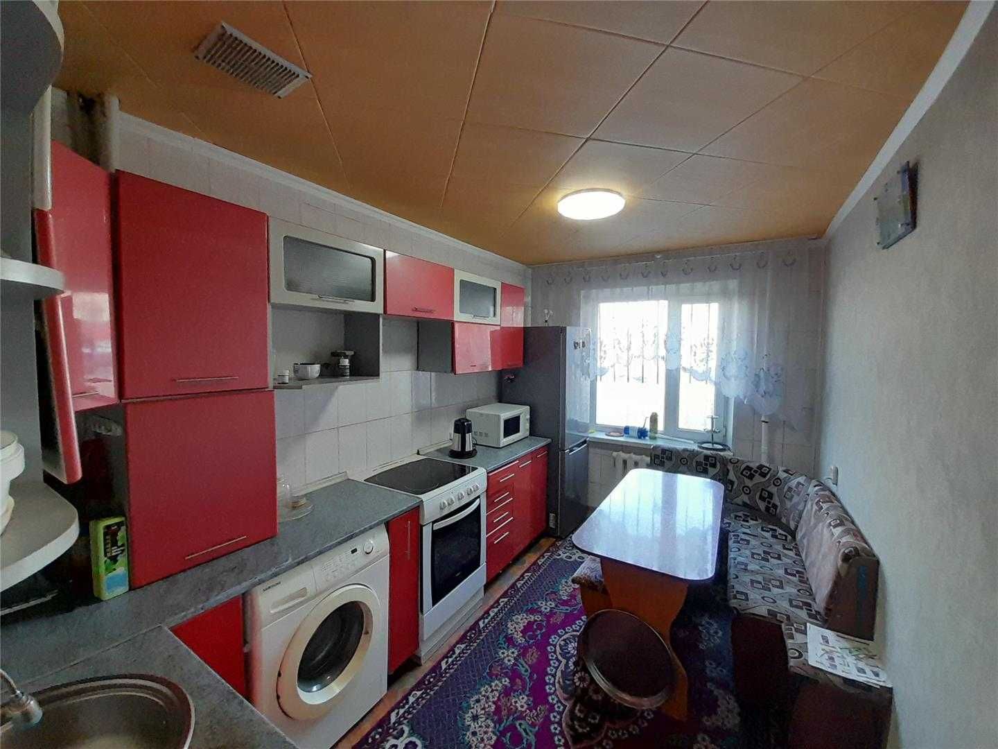 Продам 4 комн квартиру на 8 мкр на 1эт/9 эт