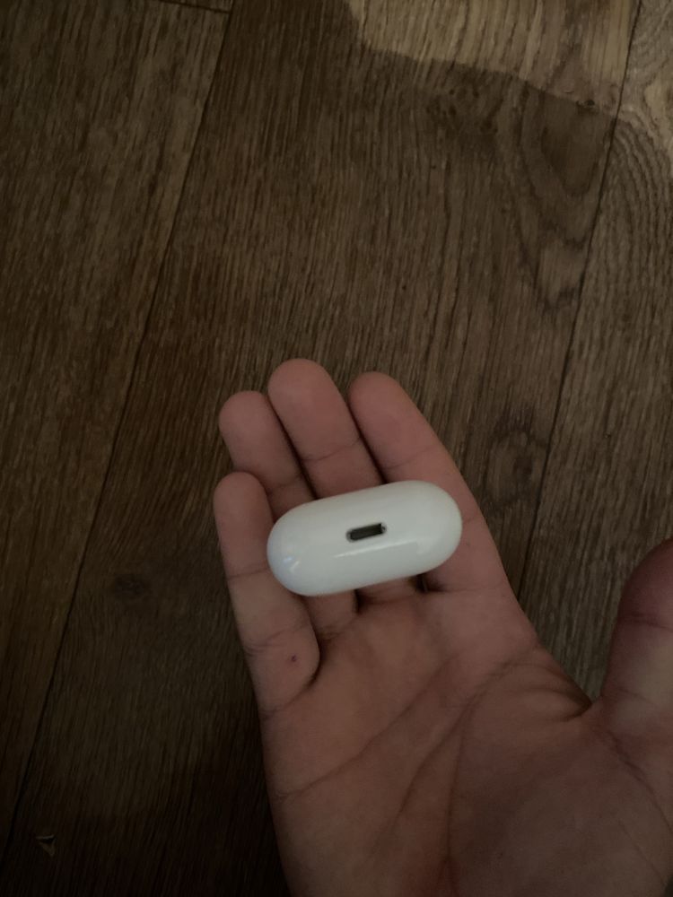AirPods 2 поколение заряд коробка есть плюс подарок чехол без царапин.