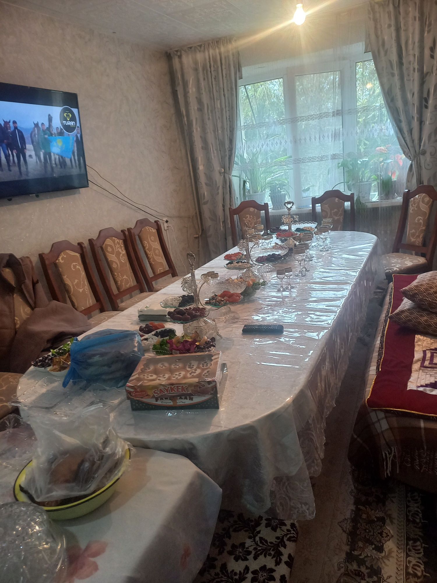 Продам стол с стулями 9 штук