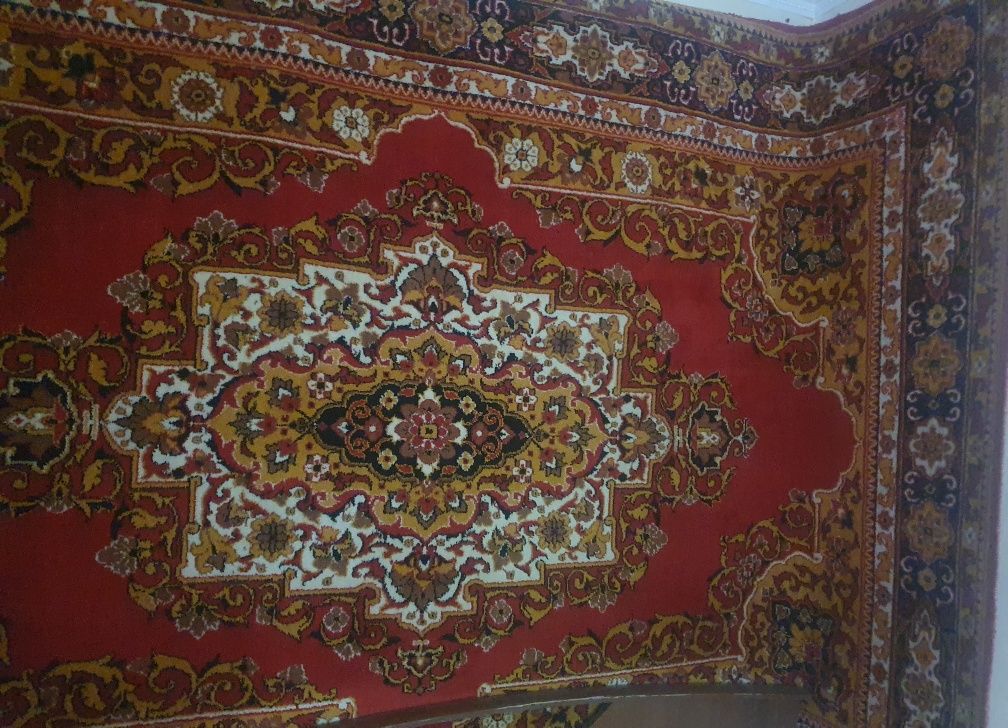 2 ковра ч/ш, 2 х 3 м и 1.90 х 1.48, б/у,  в хорошем состоянии.