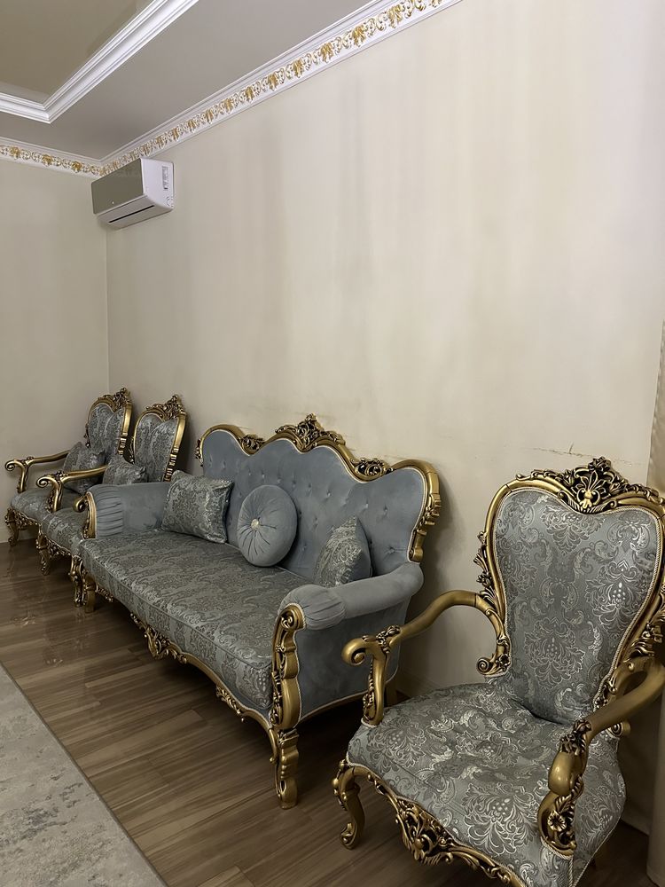 Срочно продам шикарный диван в комплекте с четырьмя креслами!
