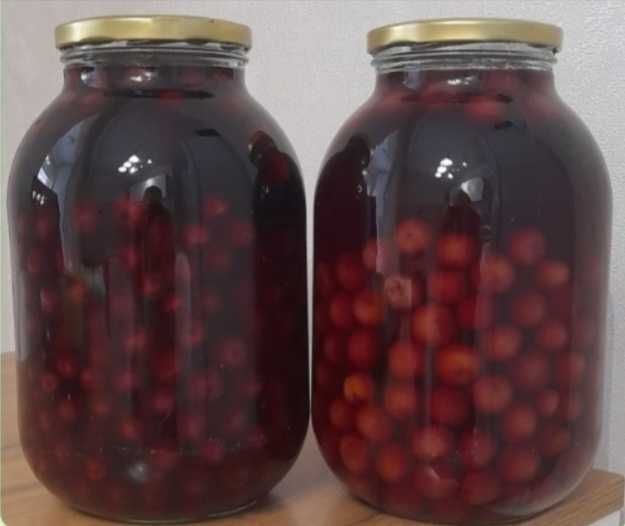 Соления,домашние огурчики,салаты только со спелых овощей,компоты.
