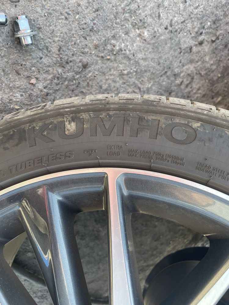 Продам 2 шины кумхо 235/45/18