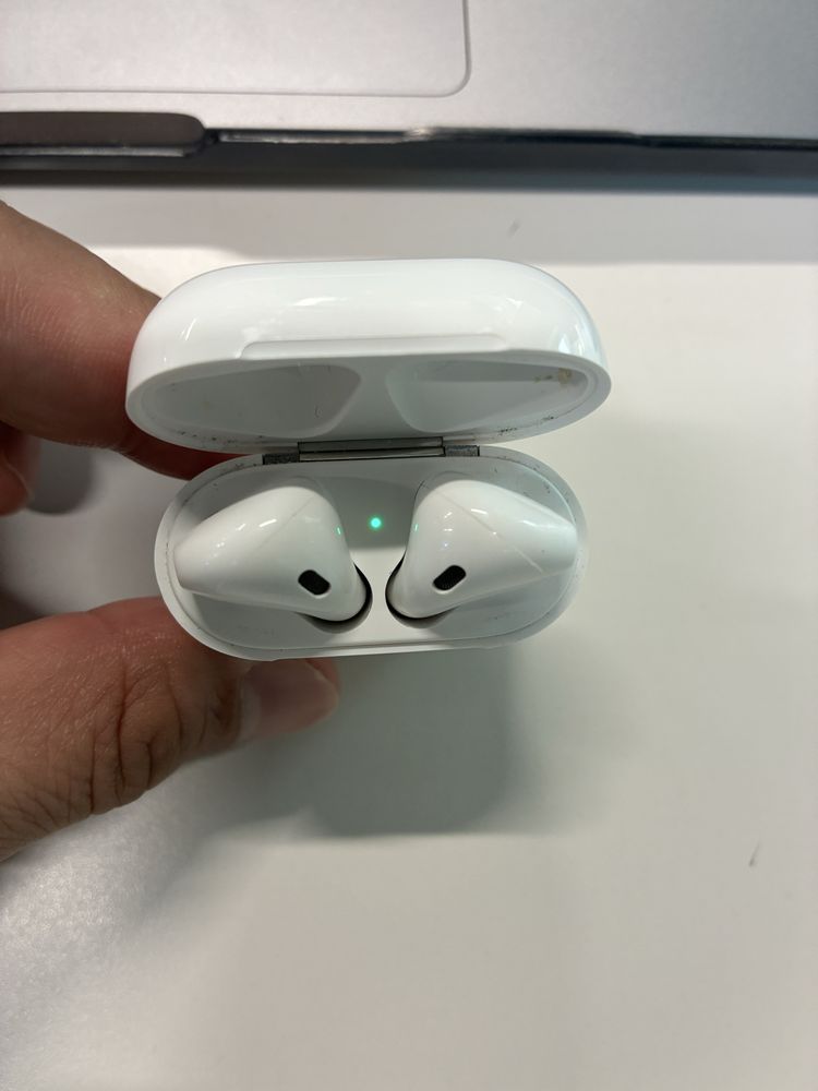 Продам AirPods 2 поколения