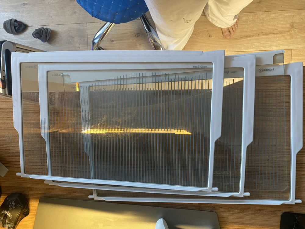 Стеклянные полочки для золодильника Indesit