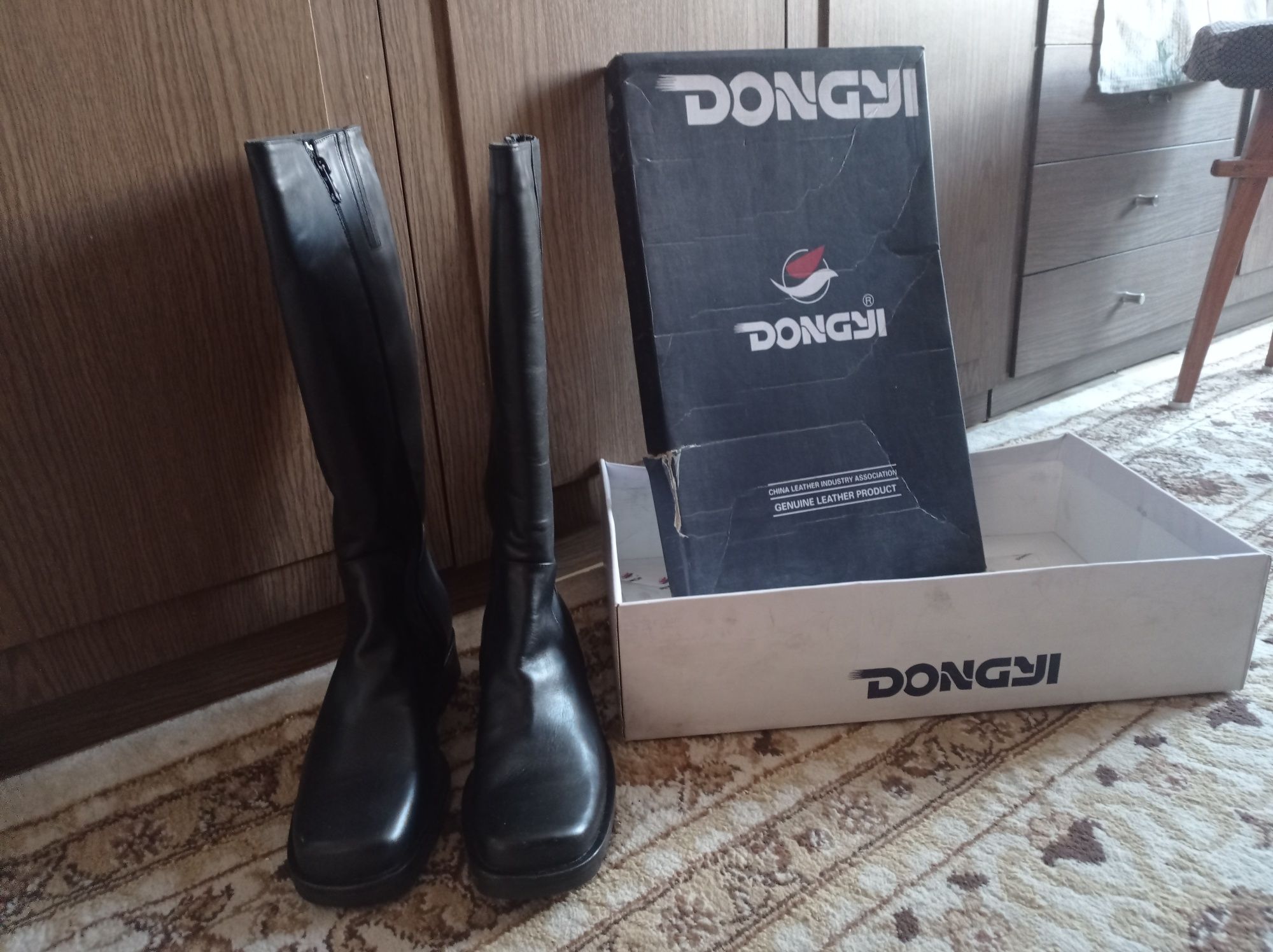 Продам зимние женские сапоги