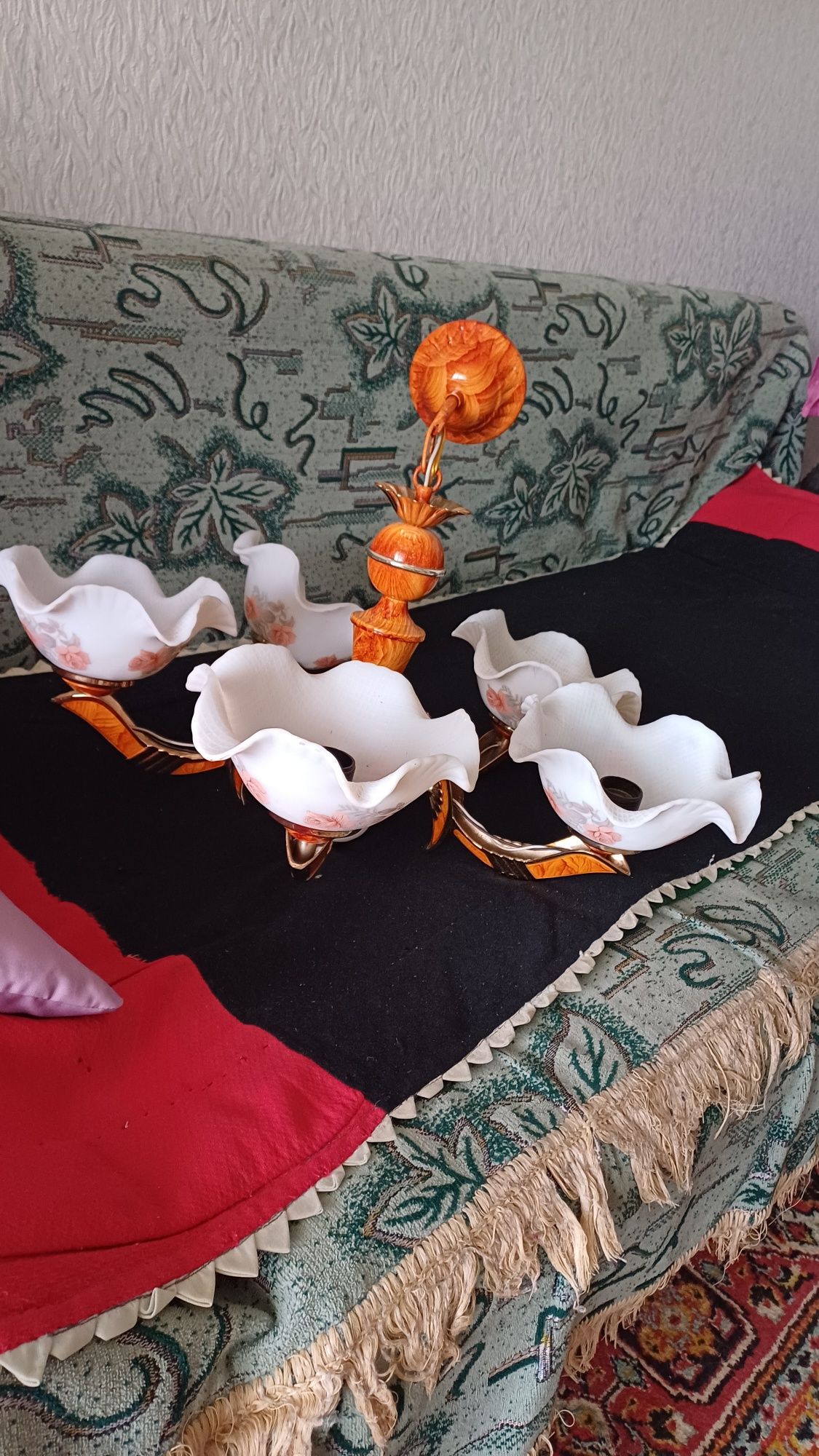 Продам б/у люстру