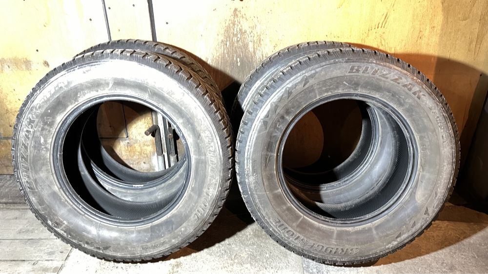 8 шипованных баллонов, 4 Bridgestone и 4 Hankook