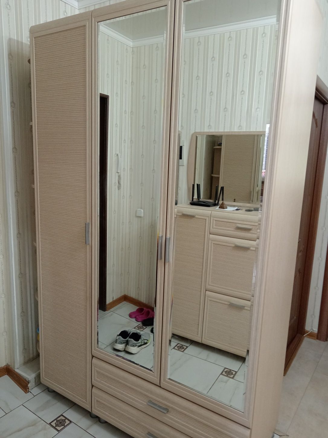 Продам прихожую в комплекте