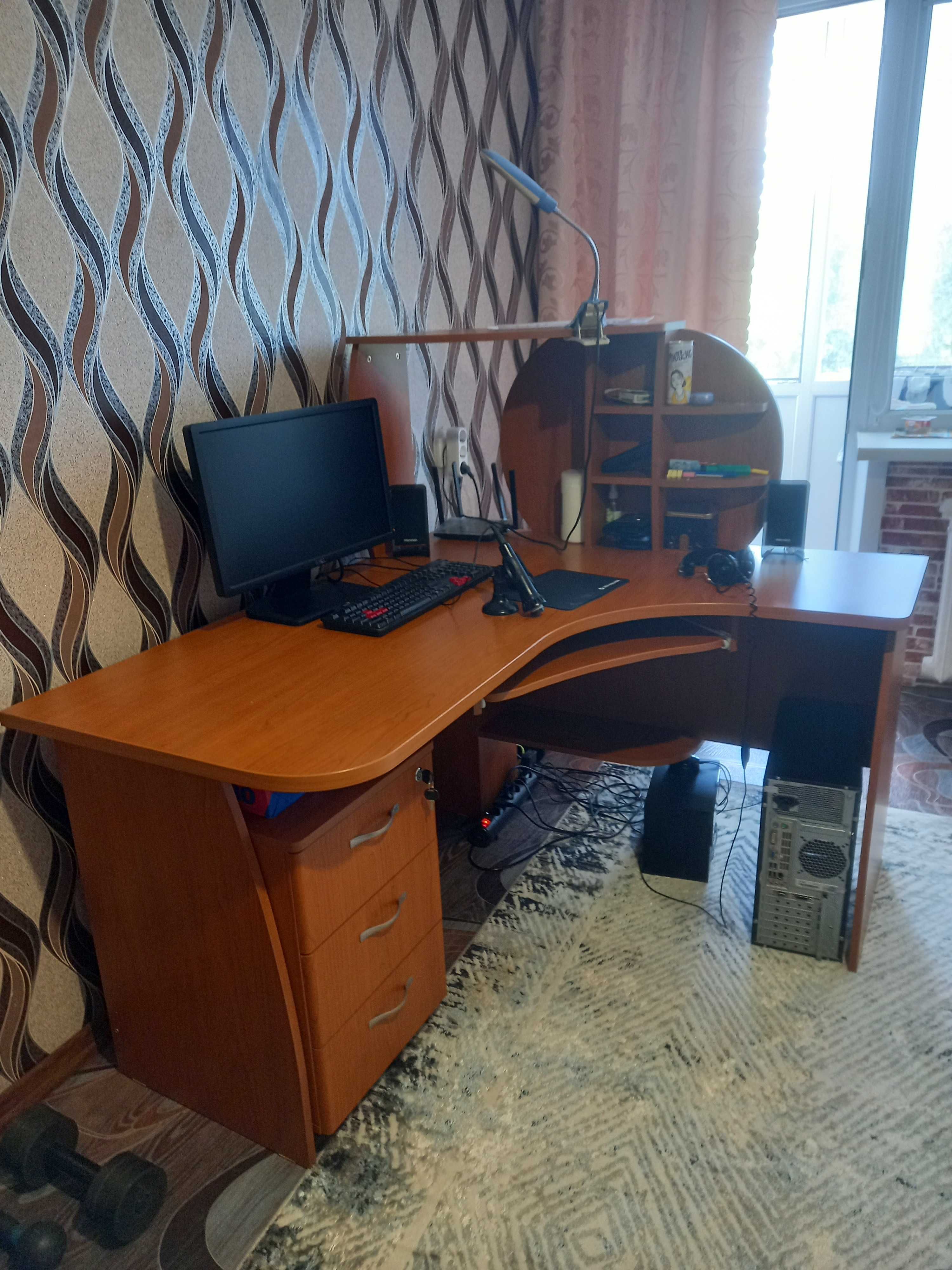 Стол компьютерный