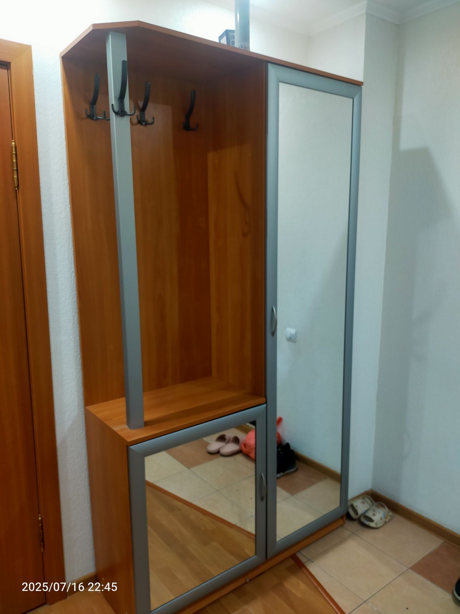Продам прихожую,кровать и детские кровати