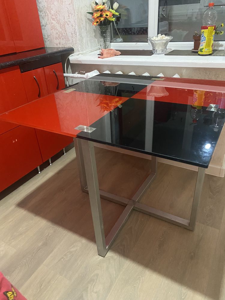 Продам стекляный стол