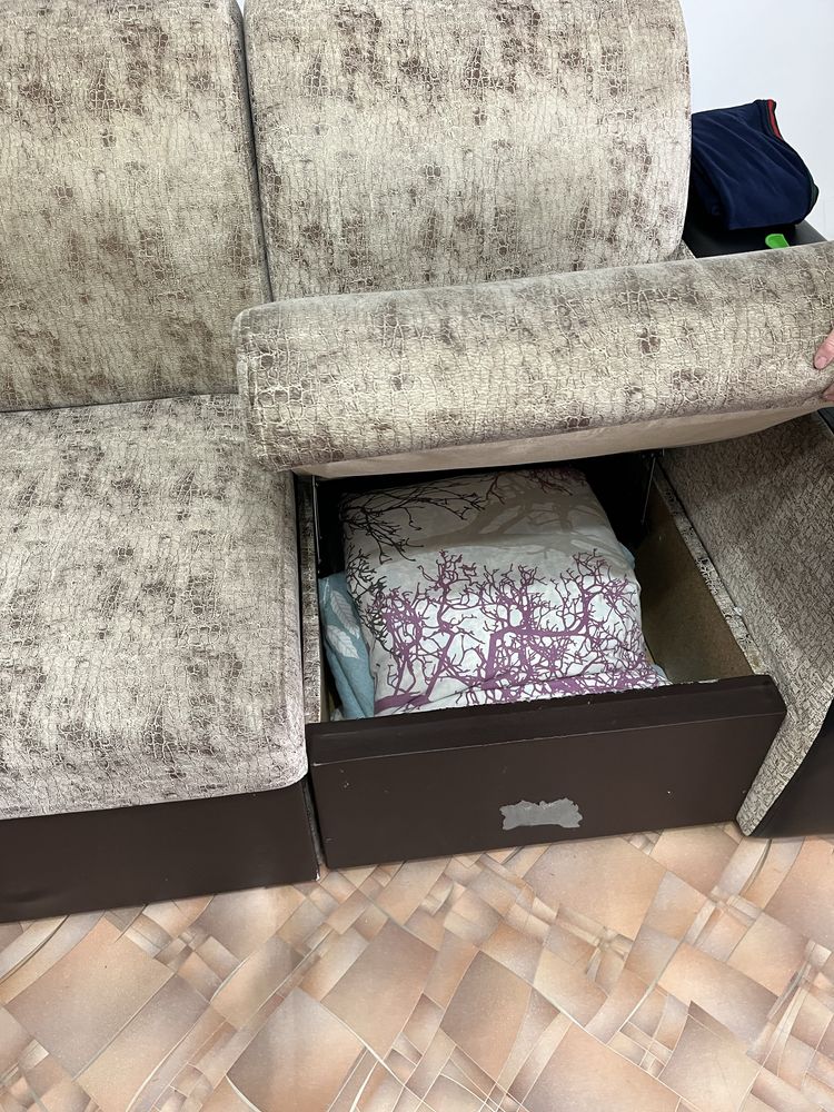 Продам диван в хорошем состояние