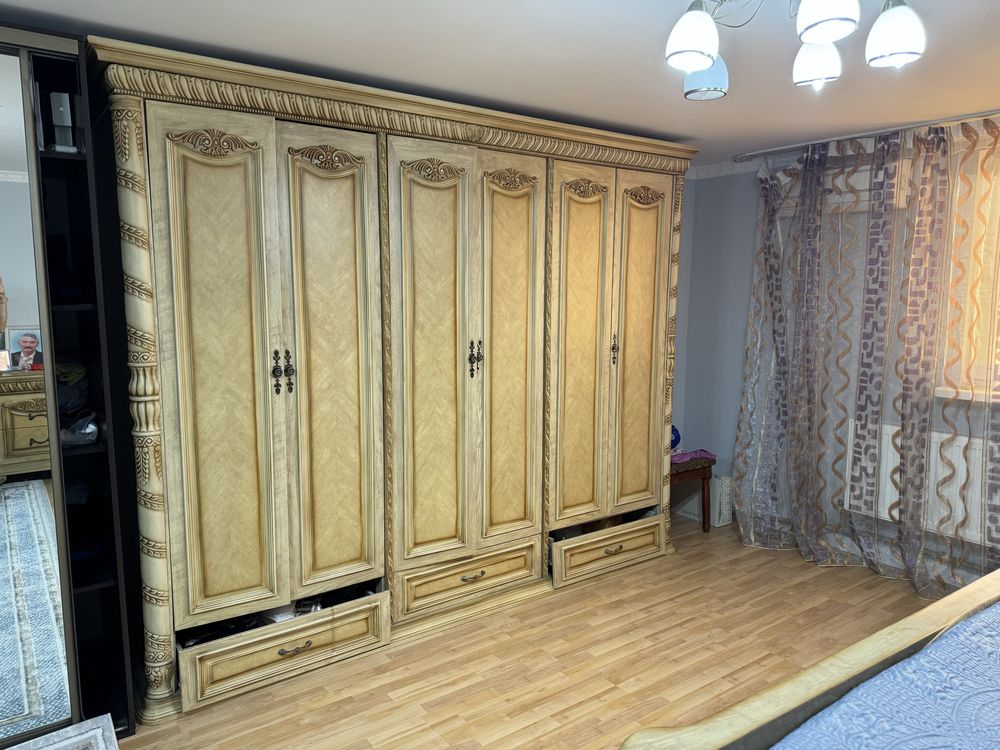 Продам спальный гарнитур