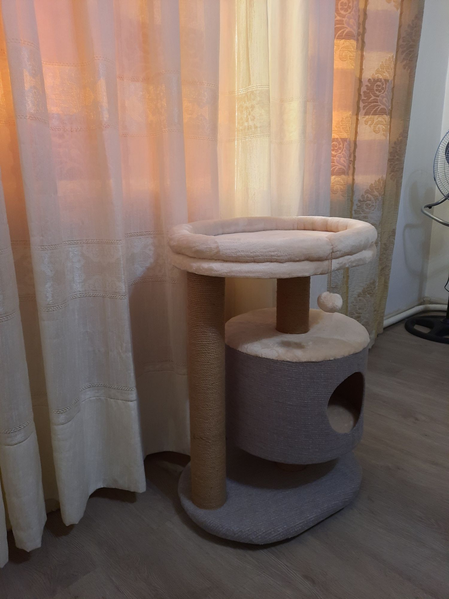 Домик лежанка, когтеточка.