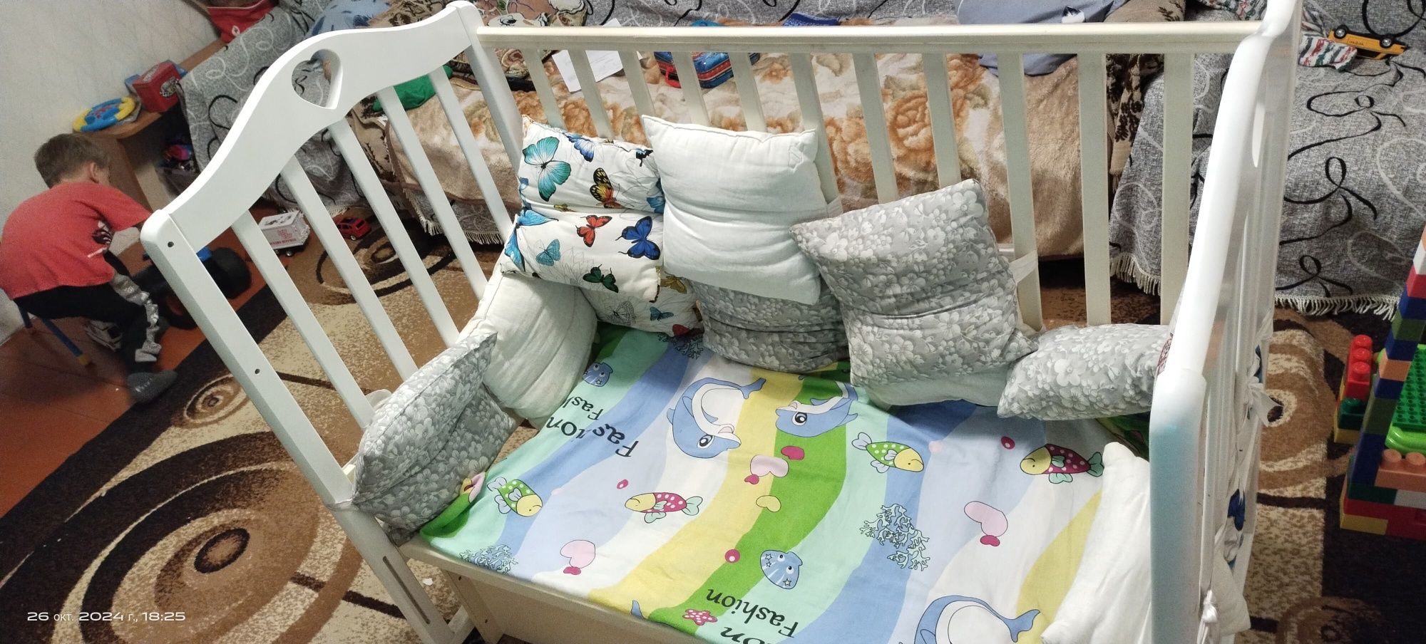 Продам детскую кровать с нижним комодом .
