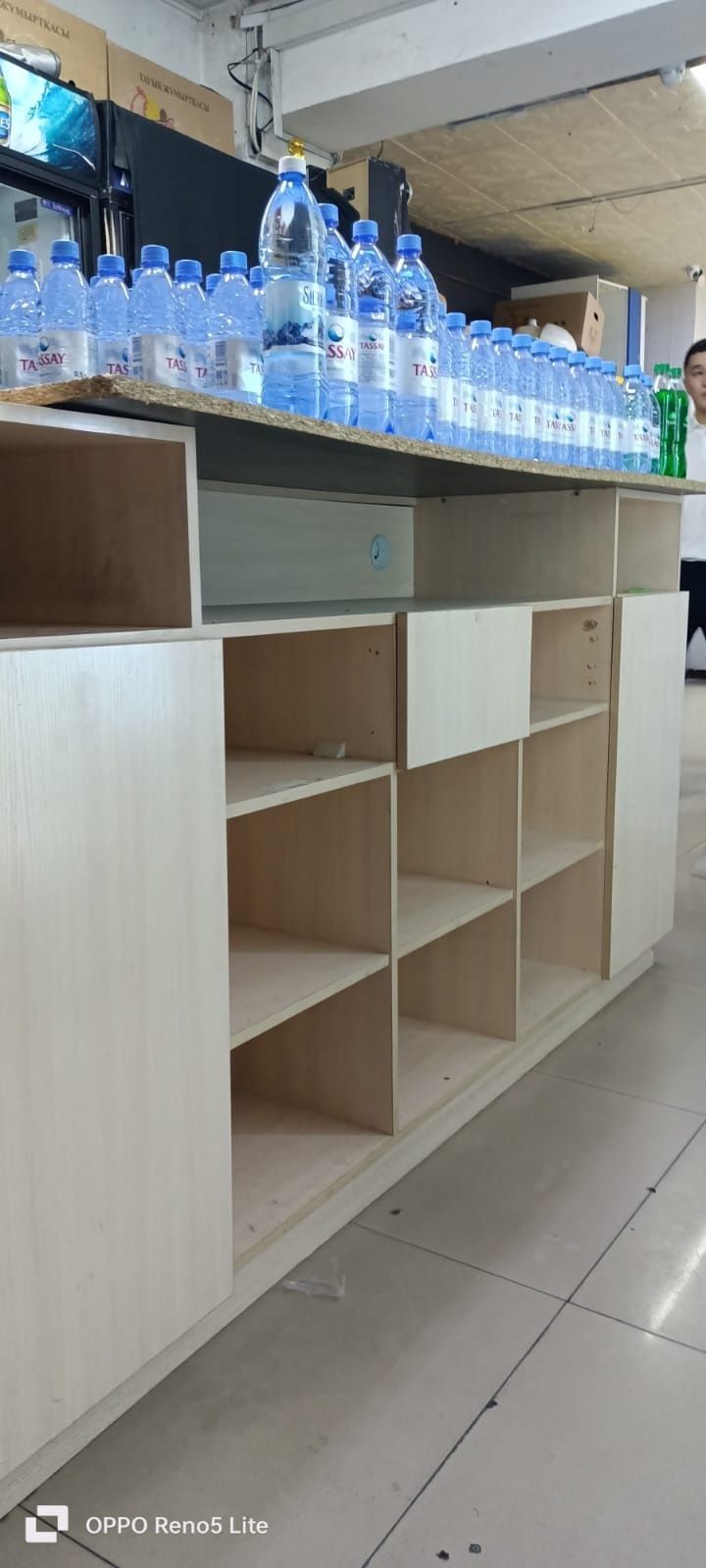 Продается стол-полка,  витринный