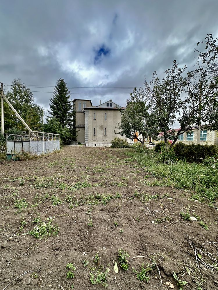 Продам большой 9 - комнтаный дом в мкр Шахтерский