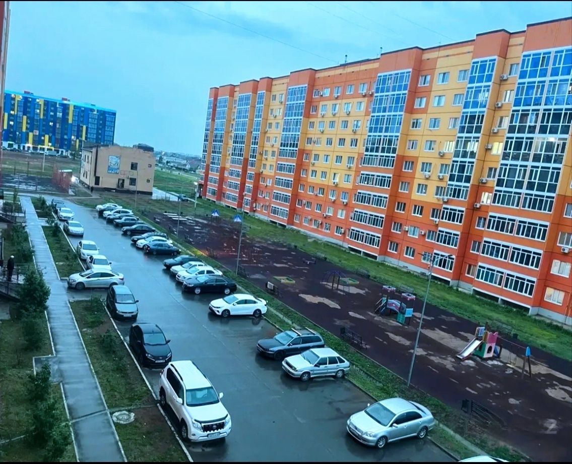 Самал көшесіндегі көпқабатты үйден 2 (екі) бөлмелі пәтер сатылады.