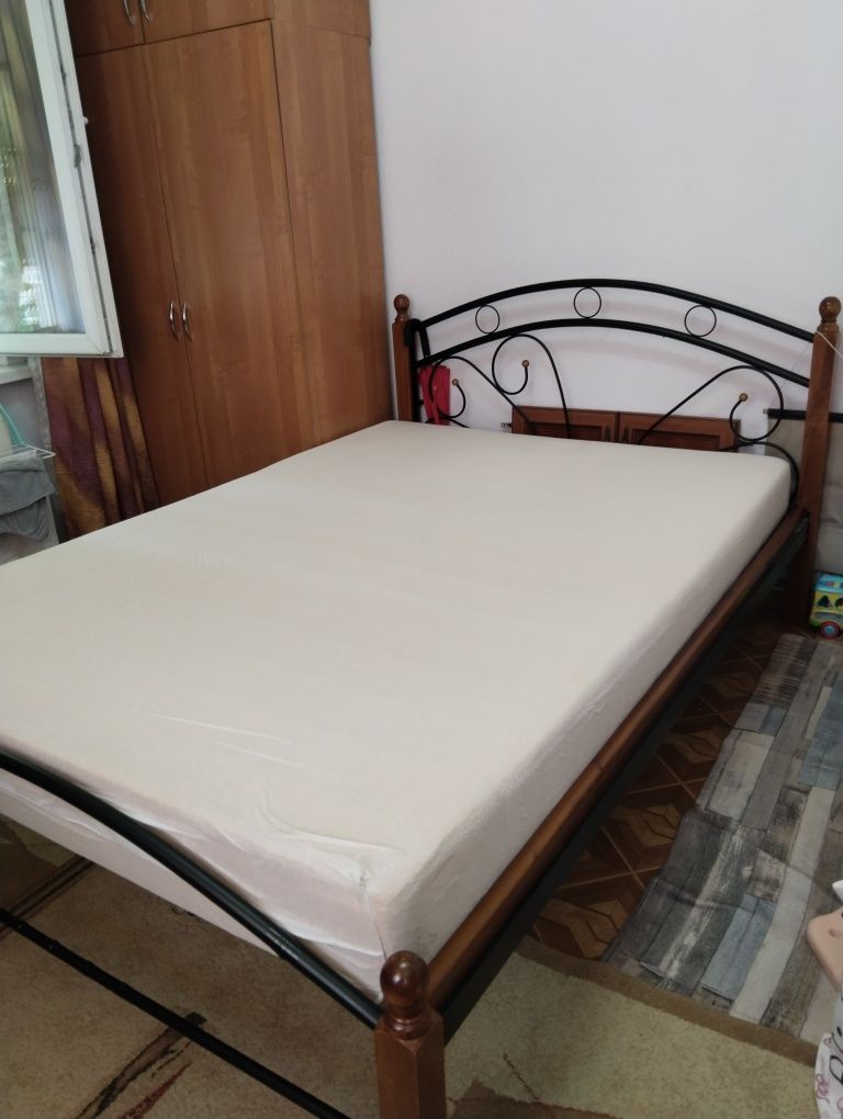 Продам двухспальную кровать  дерево,металл
Продам двухспальную кровать