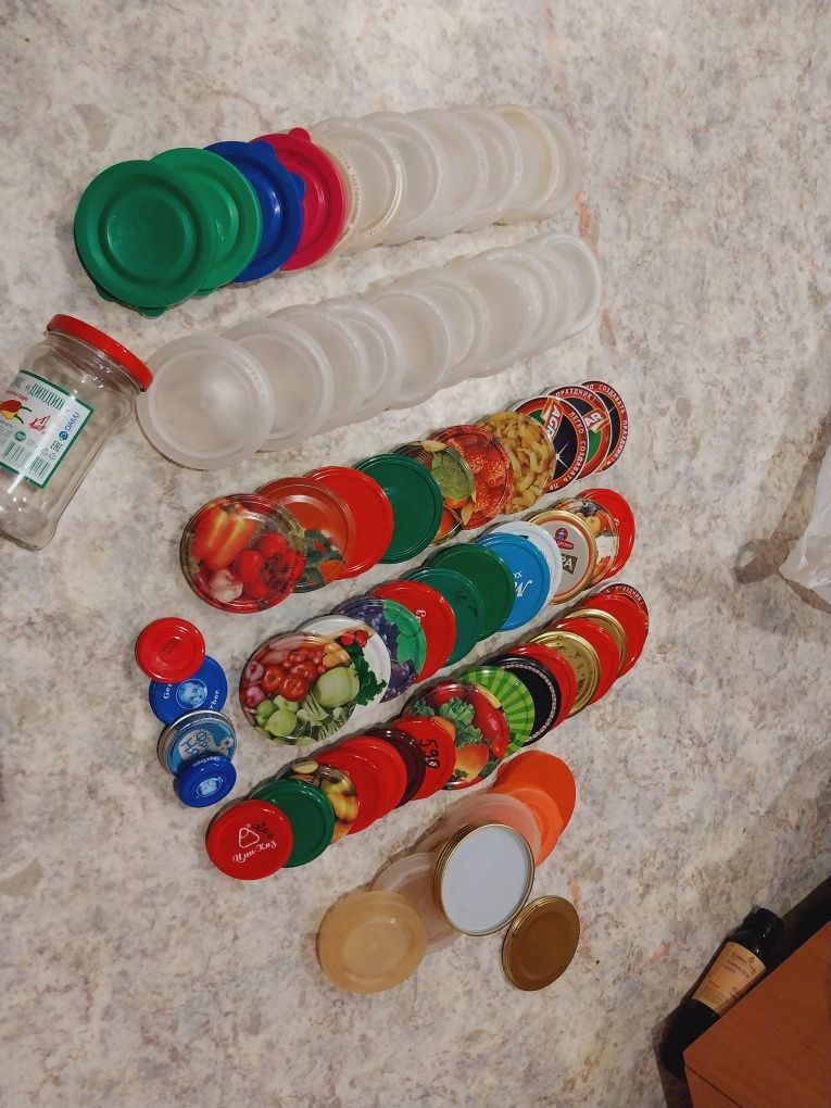 Продам 10 банок и 70 крышек.