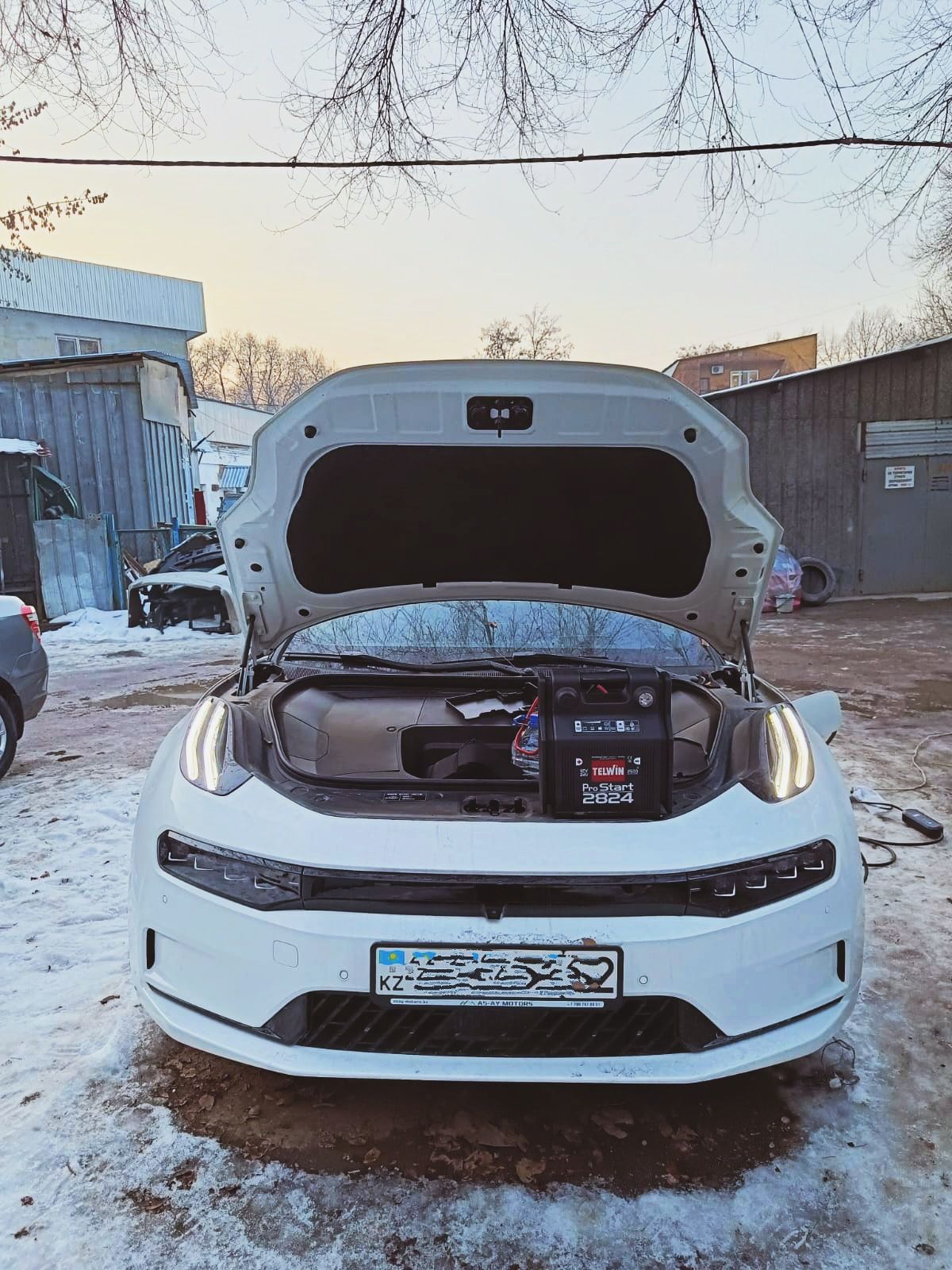 Запуск электромобиля. Прикурить электрокар. Зикр, Тесла, BYD, ID