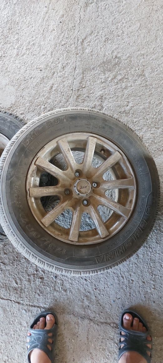 Продам б/у шины 175/70 R13 и титановые диски на 13