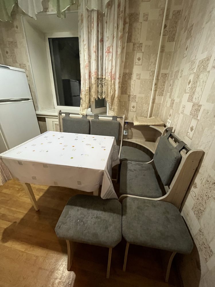 Продам мебель:деревянный сервант (горка),диван и 2 кресла, тахта, стол