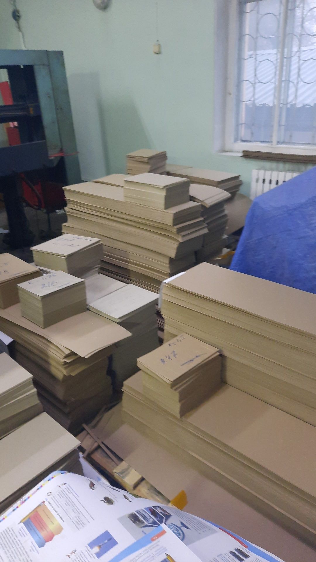 Продаю.обрезки  картона  бумаги бумвинила.   Есть обрезки бумаги80гр ш