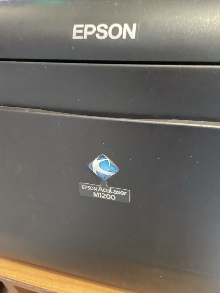 Принтер Epson Aculaser M1200 в рабочем состоянии