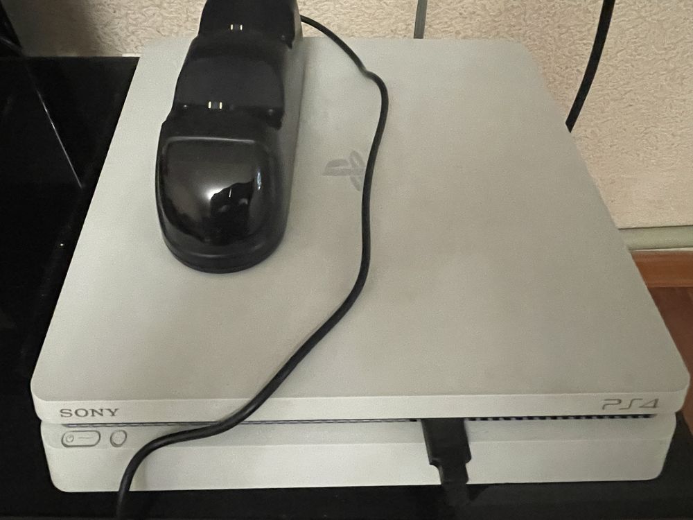 Продаю приставку slim PS4