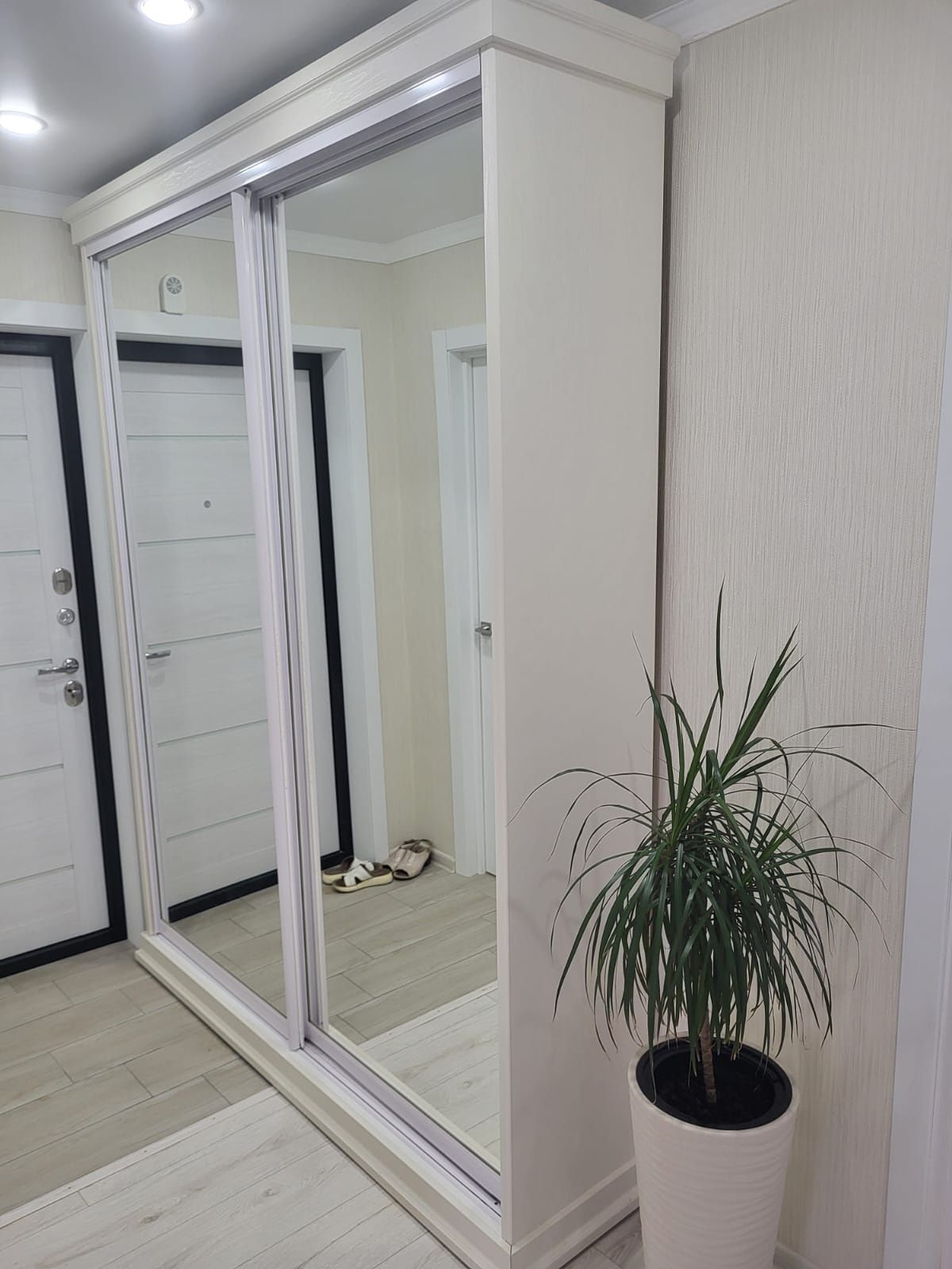Продам шкаф - купе в отличном состоянии.